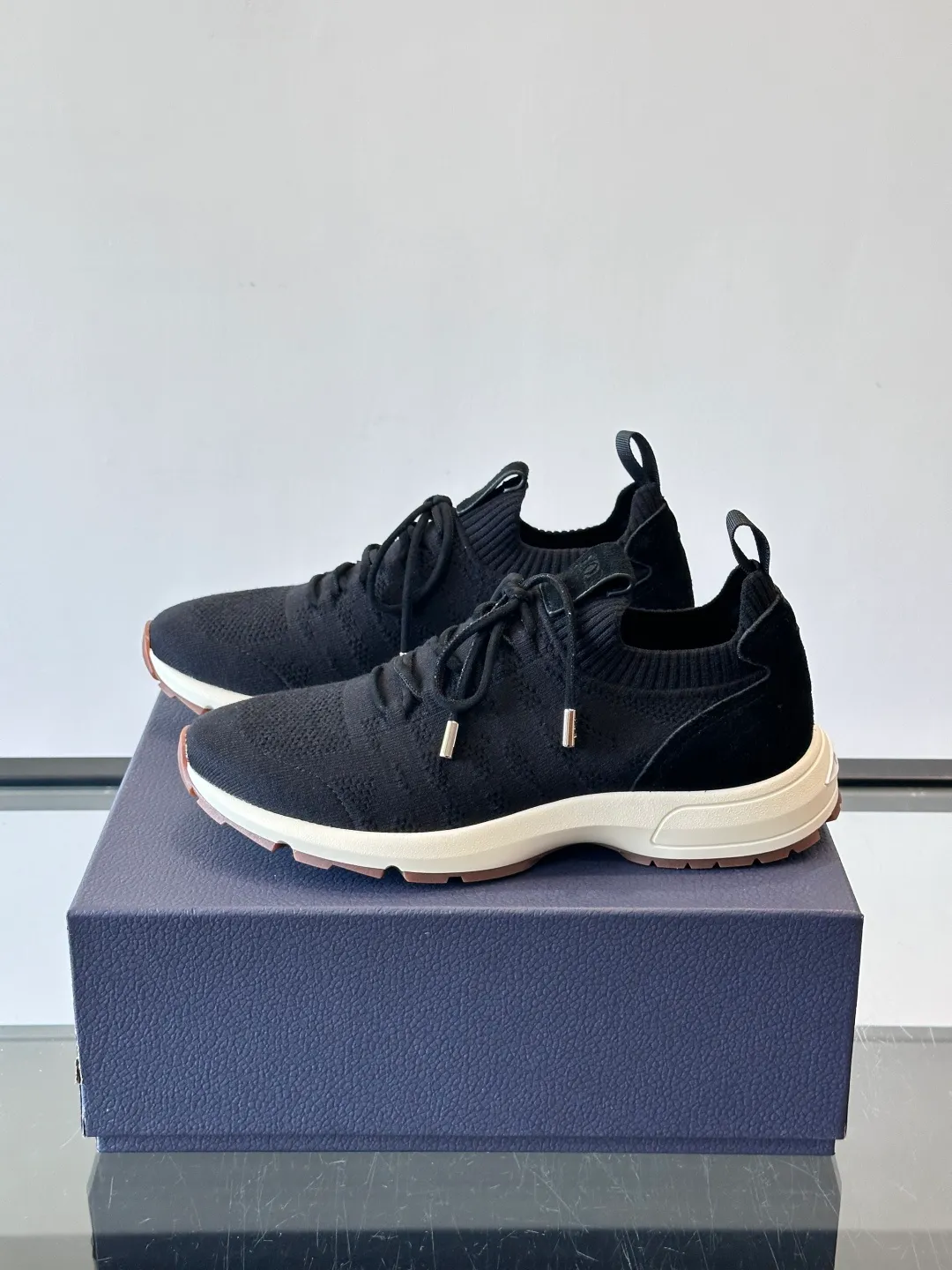 Men's Men's Shoes 💰p440 "Dior" B80 sneakers are a new product of Dior men's series, focusing on comfort and fashion. The upper is made of breathable mesh + fabric splicing, which is lightweight and fits the shape of the foot, making it super comfortable for daily wear. The sole is made of rubber, which has great grip and wear resistance, and is suitable for commuting or light sports. The overall style is simple, the gray tone is versatile, and the shoelaces are adjustable for a more stable fit. Designed by Kim Jones, it is both practical and trendy. It is one of the new hot items in early spring①. size: 39-45 (38.46 customized)